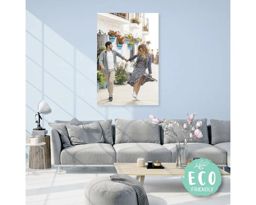 Plátno s párem v uličce před bíle natřenou zdí domu