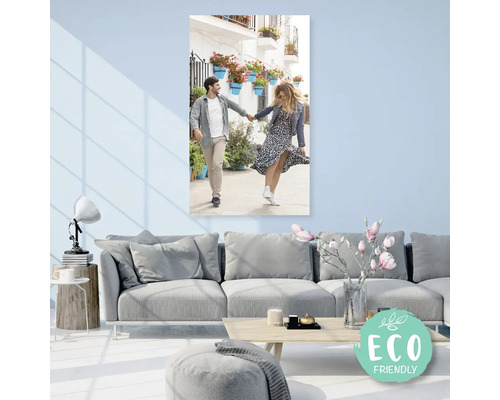 Obývací pokoj s pohovkou a nástěnnou malbou páru před modrými květináči