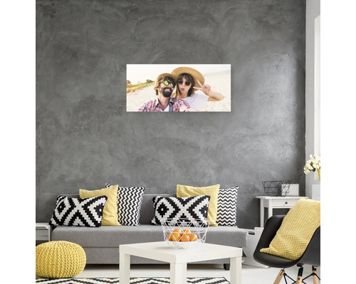 Obývací pokoj s pohovkou, stolem a nástěnnou dekorací s fotografií