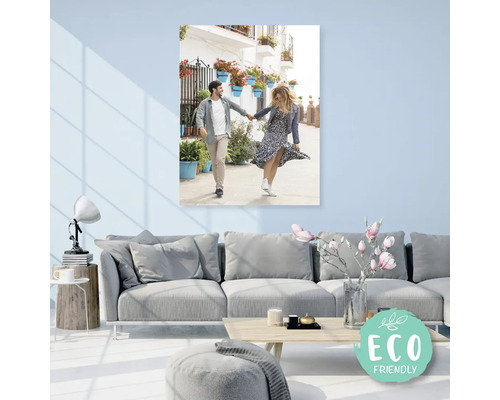 Foto na plátně páru v uličce s květinami