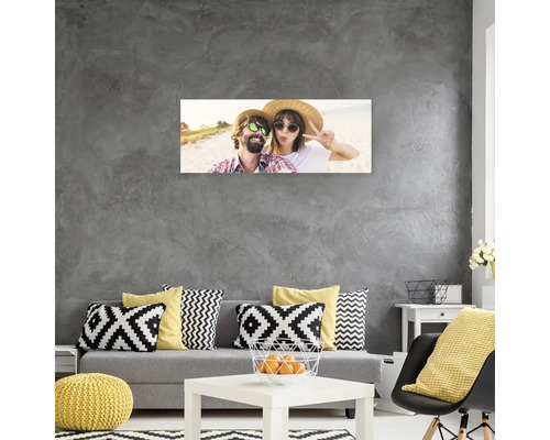 Fotografie na plátně nad pohovkou v obývacím pokoji