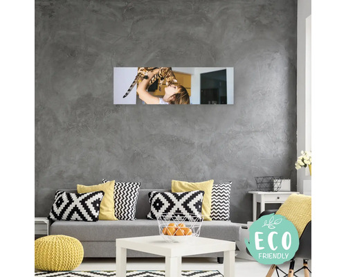 Obývací pokoj s pohovkou, stolem a nástěnnou dekorací s motivem kočky