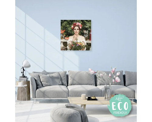 Obývací pokoj s plátěným obrazem ženy s květinovým věncem a značkou šetrné k životnímu prostředí