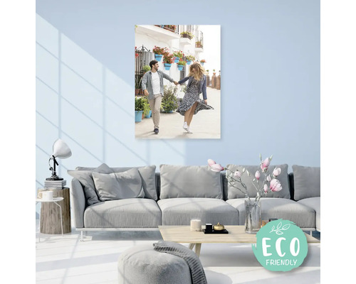 Plátno s fotografií páru ve městě, zavěšené nad pohovkou