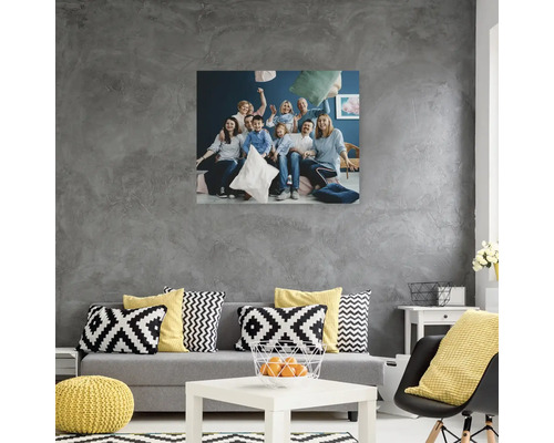 Plátno s fotografií rodiny, která hraje polštářovou bitvu, visí v obývacím pokoji