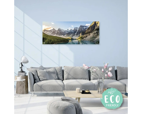 Obývací pokoj s nástěnnou malbou hor, jezera a lesa s označením Šetrné k životnímu prostředí