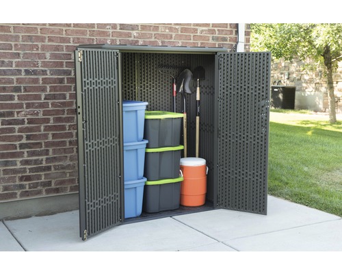 Otevřená plastová zahradní skříň s zahradním nářadím a úložnými boxy
