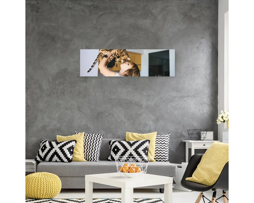 Obývací pokoj s pohovkou, stolem a nástěnnou malbou ženy s kočkou