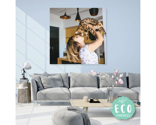 Plátno nad pohovkou s fotografií ženy s kočkou