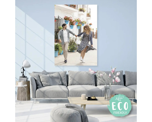 Dekorativní nástěnná malba s párem v uličce nad pohovkou