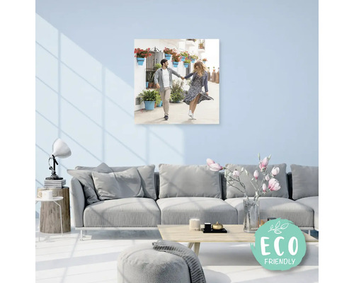 Plátno s párem v uličce nad pohovkou