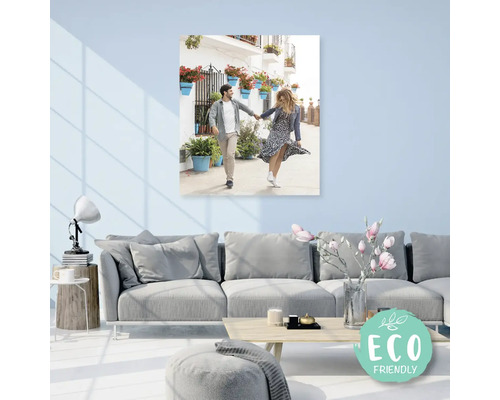 Fotografie na plátně s motivem páru v uličce, umístěná v obývacím pokoji nad pohovkou