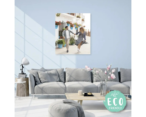 Plátno s párem držícím se za ruce, visící nad pohovkou v obývacím pokoji.