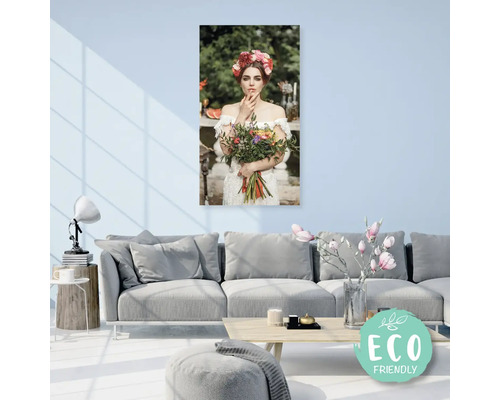 Nástěnná malba zobrazující ženu s květinovou korunou a kyticí v obývacím pokoji s pohovkou