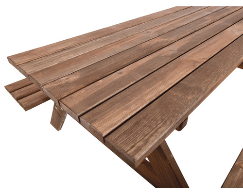 Detail dřevěné desky piknikového stolu