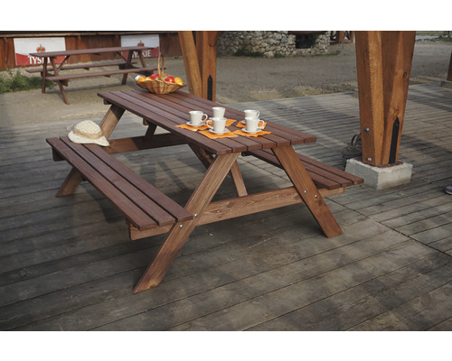Dřevěný piknikový stůl s lavicemi pro venkovní použití