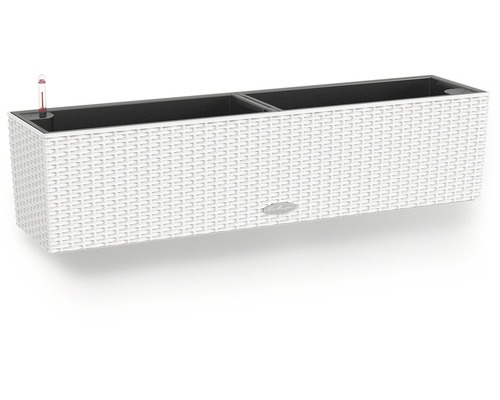 Bílý truhlík s designem ratanu se zavlažovacím systémem a ukazatelem hladiny vody.