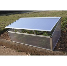 Pařeniště s otevřeným víkem na poli