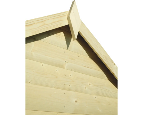 Detailní pohled na štít střechy dřevěného domu