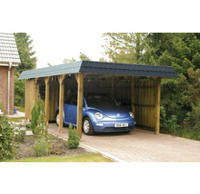 Dřevěný carport s autem na příjezdové cestě