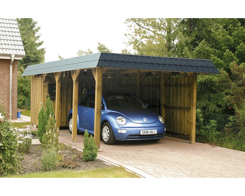 Dřevěný carport s autem na příjezdové cestě