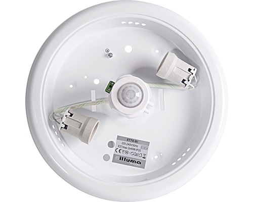 Vnitřní pohled na kulaté stropní svítidlo se snímačem pohybu a objímkou žárovky