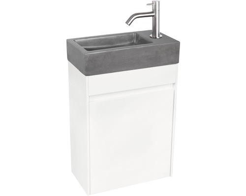 Kombinace umyvadla s betonovým umyvadlem a baterií před bílou spodní skříňkou