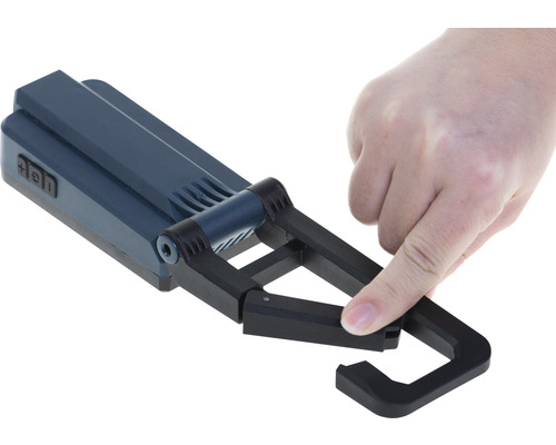 Ruka manipulující s mobilním LED stavebním reflektorem