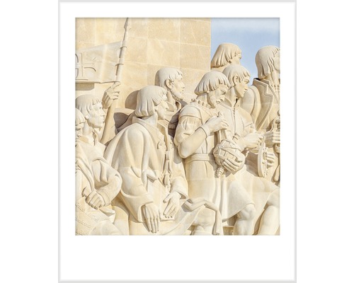 Detail kamenného památníku s několika postavami