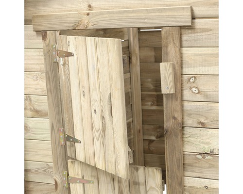 Detail dřevěných dveří na dřevěné budově s kováním