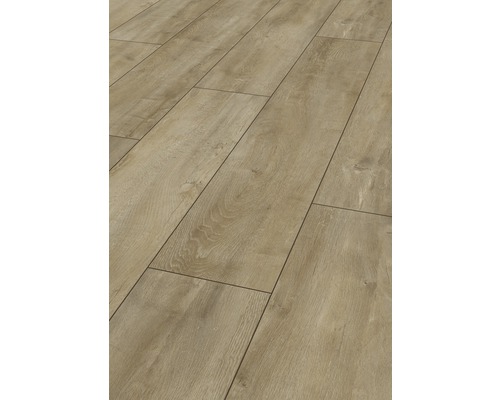 Položená laminátová podlaha s dřevěným vzhledem