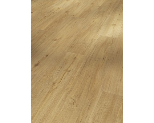 Detail laminátové podlahy s vzhledem dřeva