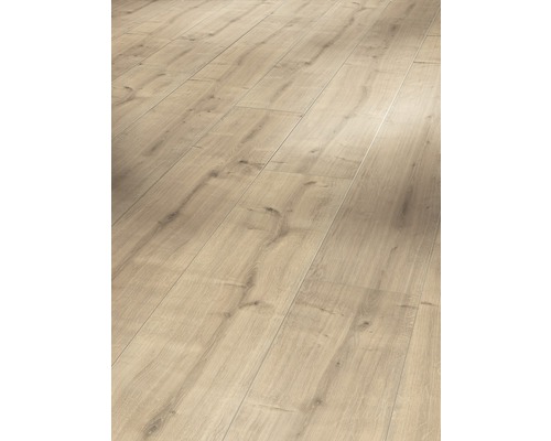 Světlá laminátová podlaha s dřevěnou texturou