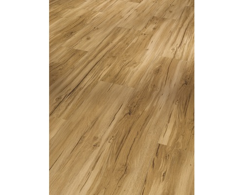 Detail laminátové podlahy s vzhledem dřeva.