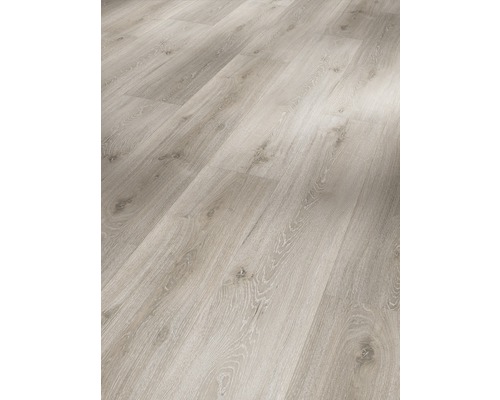 Světlá laminátová podlaha vzhledu dřevěné podlahy