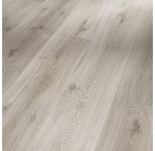 Detailní záběr laminátové podlahy s dekorem dřeva.