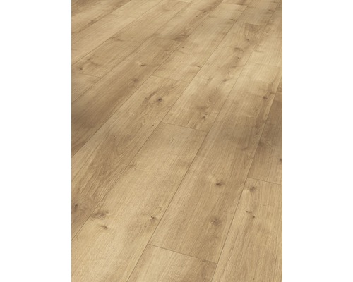 Detail laminátové podlahy s dřevěným vzhledem