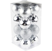 Balení stříbrných vánočních koulí s lesklým a třpytivým povrchem