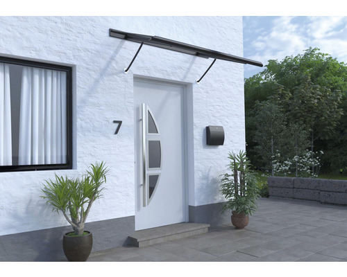 Kovová stříška nad vchodovými dveřmi