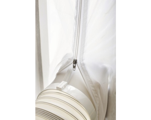 Detailní záběr okenního prostupu pro klimatizace se zipem