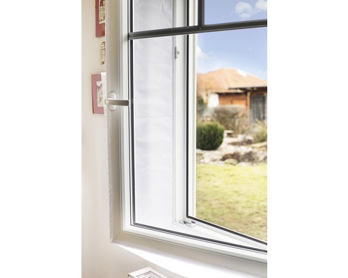 Otevřené okno s výhledem do zahrady