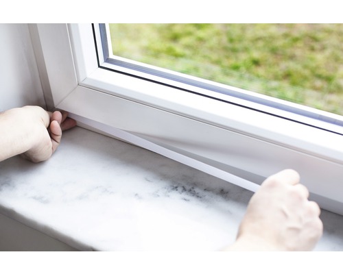 Aplikace těsnicí pásky na okno pro izolaci