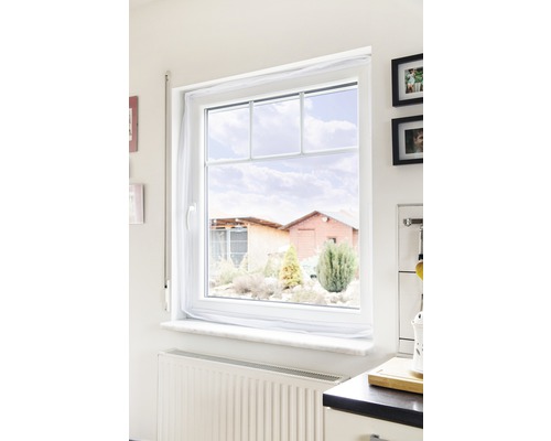 Interiér s oknem s výhledem do zahrady