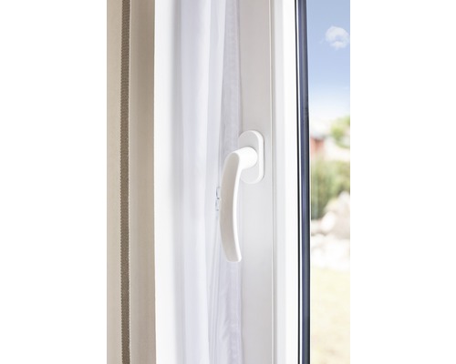 Zavřené okno se závěsem a okenní klikou