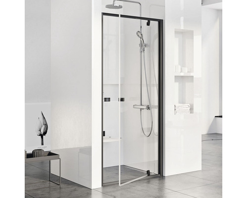 Sprchové dveře RAVAK Pivot PDOP1-80 black+Transparent 03G40300Z1 Sprchový kout s černým rámem a skleněnými dveřmi ve světlé koupelně
