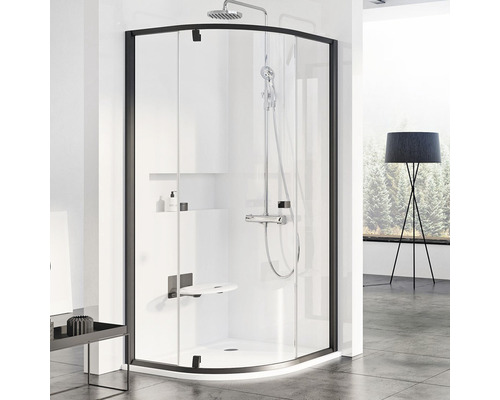 Sprchový kout RAVAK Pivot PSKK3-100 black+Transparent 376AA300Z1 Rohová sprcha s černým rámem, sprchovou hlavicí a sedátkem ve světlé koupelně.