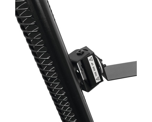 Detail černého držáku reproduktoru s nápisem ''Tato strana nahoru''