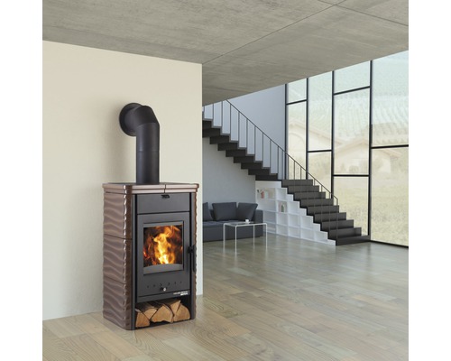 Krbová kamna v obývacím pokoji s poleny na topení