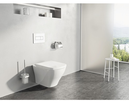 Moderní koupelna s nástěnným WC, toaletním kartáčem a držákem papíru