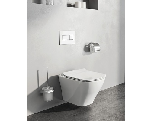 Moderní koupelna s nástěnným WC, ovládacím panelem, držákem toaletního papíru a sadou WC štětky